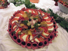 Foto einer reichlich gefüllten Platte mit Salami und Kaviar etc.