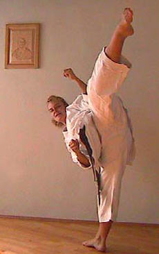 Foto von Fr. Dr. Stelzl beim Karate
